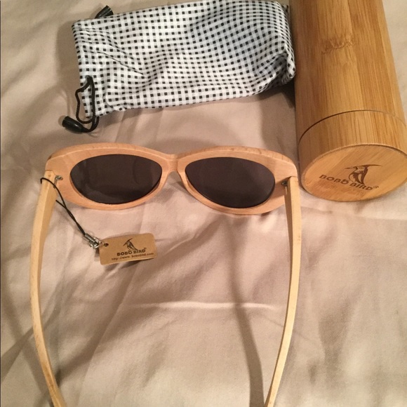 Beautiful wooden sunglasses with case - Picture 2 of 2
